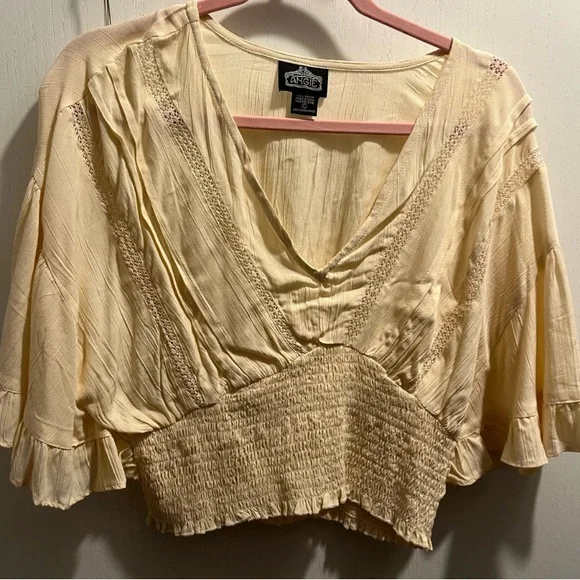 ANGIE Top
Cream flutter sleeve
CROPPED Top L - Picture 1 of 4